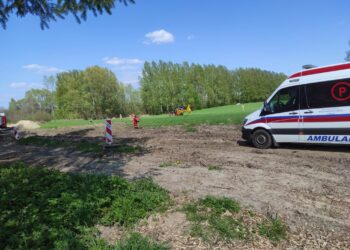 Łyżka koparki spadła na&nbsp;mężczyznę