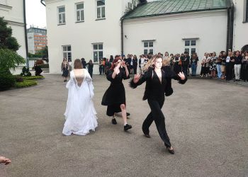 W&nbsp;I&nbsp;LO w&nbsp;Rzeszowie spektakl performatywny „Posiostrzenie”