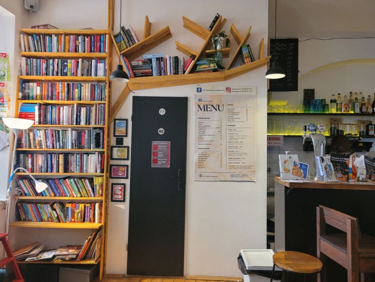 Скриня 2.05. Легалізація українців із Peselem UKR. Українська нигарньо-кав’ярня у Кракові