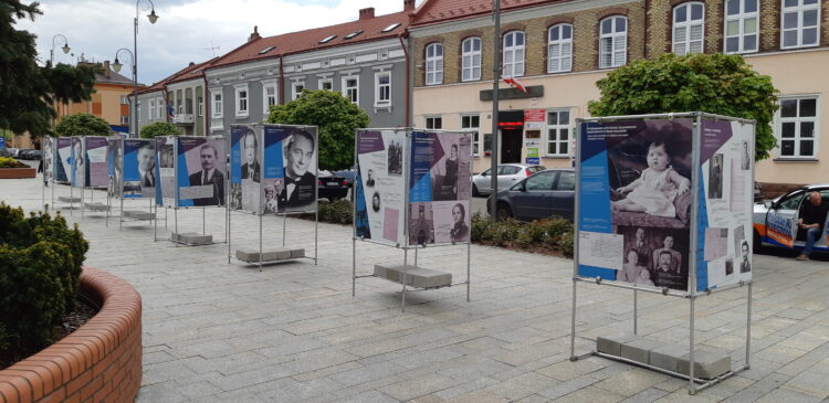 „Polacy ratujący Żydów w czasie II wojny światowej” wystawa na lubaczowskim Rynku 1 - Polskie Radio Rzeszów „Polacy ratujący Żydów w czasie II wojny światowej” wystawa na lubaczowskim Rynku