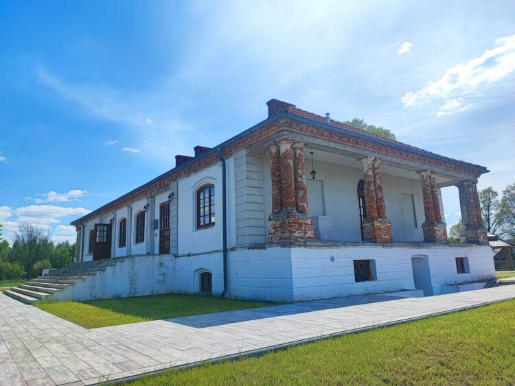 Dwór w Kotowej Woli dzięki Fundacji SMK odzyskuje dawny blask