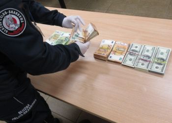 Nielegalny przewóz dużej sumy pieniędzy. W&nbsp;bagażach na&nbsp;granicy wykryto ponad 360 tys. zł