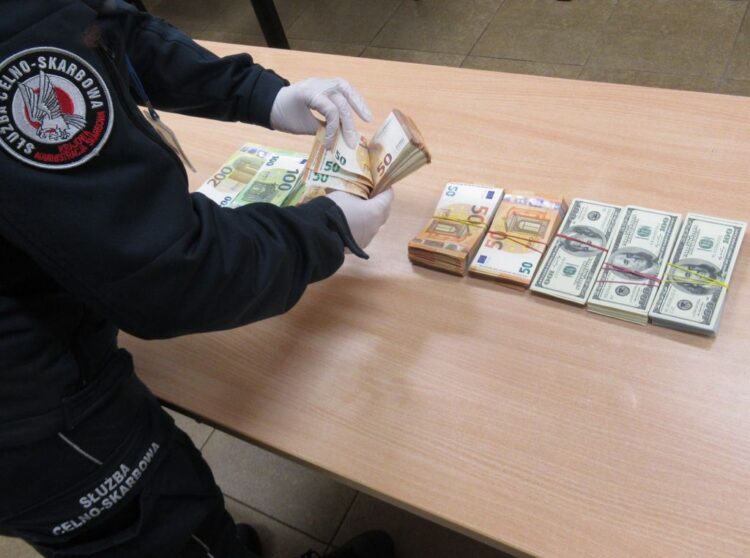 Nielegalny przewóz dużej sumy pieniędzy. W bagażach na granicy wykryto ponad 360 tys. zł
