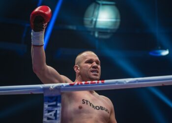 Różański nokautuje i&nbsp;jest Mistrzem Świata