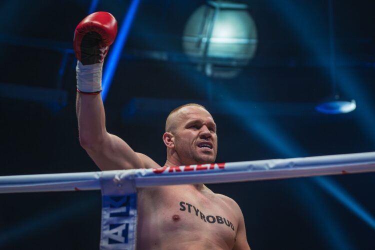 Różański nokautuje i jest Mistrzem Świata