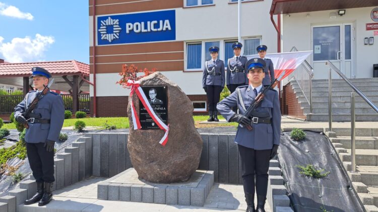 Odsłonięcie tablicy pamiątkowej w 25. rocznicę śmierci nadinsp. Marka Papały 1 - Polskie Radio Rzeszów Odsłonięcie tablicy pamiątkowej w 25. rocznicę śmierci nadinsp. Marka Papały