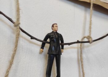 „Ofensywa papierowa” Tomasza Hołuja