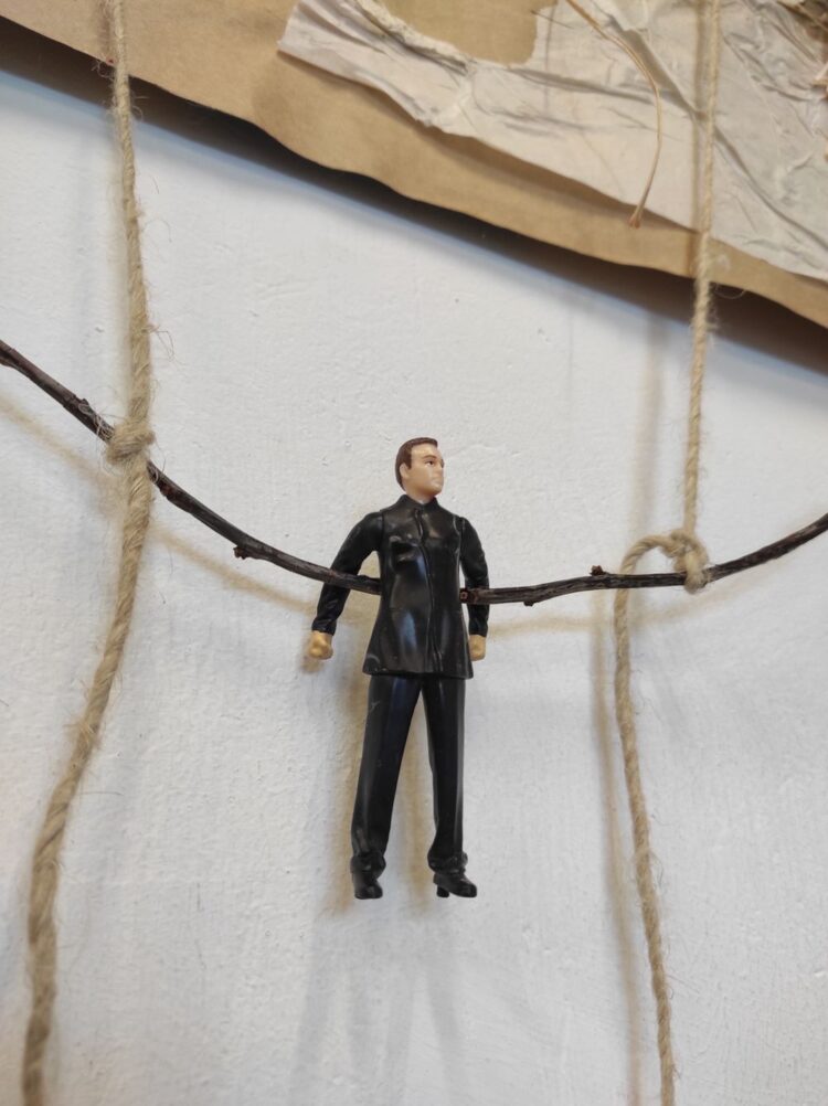 „Ofensywa papierowa” Tomasza Hołuja