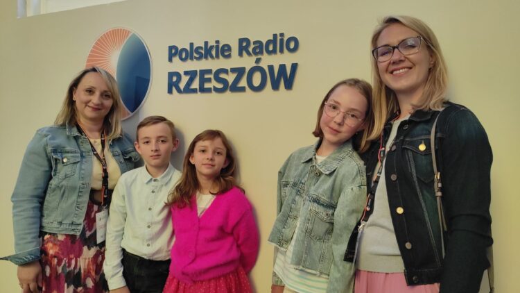 Dzieci wraz z mamami z wizytą w Radiu Rzeszów