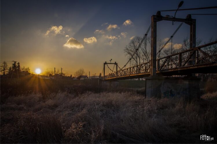 W Jaśle zamknięto kładkę na Wisłoce