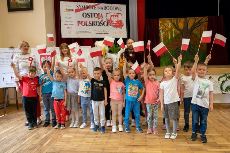 „Symbole narodowe ostoją polskości” – projekt zrealizowany przez Miejską Bibliotekę Publiczną w Dynowie