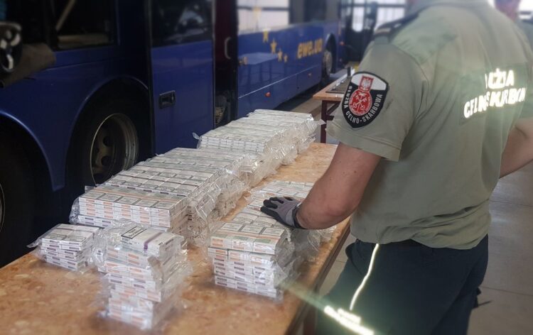 Na granicy przechwycono ponad 900 paczek nielegalnych papierosów