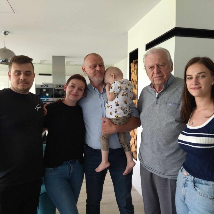 Mały Mikołaj z Łąki potrzebuje pomocy, żeby wyjechać na leczenie do USA 1 - Polskie Radio Rzeszów Mały Mikołaj z Łąki potrzebuje pomocy, żeby wyjechać na leczenie do USA