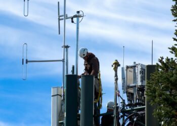 Konserwacja nadajnika radiowego w&nbsp;Stalowej Woli