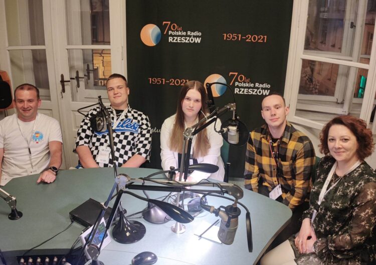 Uczniowie Zespołu Szkół nr 2 w Rzeszowie podróżują po świecie