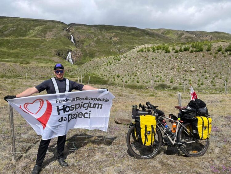 Jadą przez Islandię i pomagają Fundacji Podkarpackie Hospicjum dla Dzieci