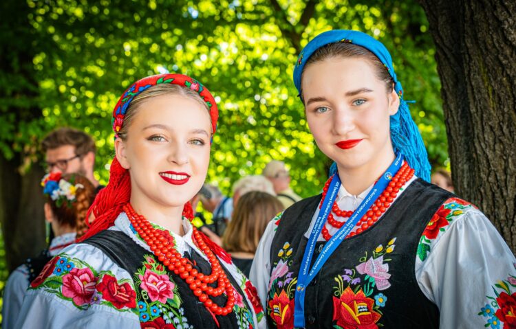 VIP-y na Światowym Festiwalu Polonijnych Zespołów Folklorystycznych w Rzeszowie 1 - Polskie Radio Rzeszów Radio Biwak na bis – dzisiaj koncert galowy polonijnego festiwalu w Rzeszowie
