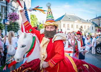 Korowód XIX Światowego Festiwalu Polonijnych Zespołów Folklorystycznych (zdjęcia)