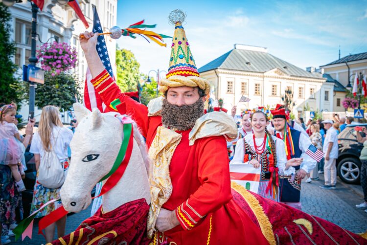Korowód XIX Światowego Festiwalu Polonijnych Zespołów Folklorystycznych (zdjęcia)