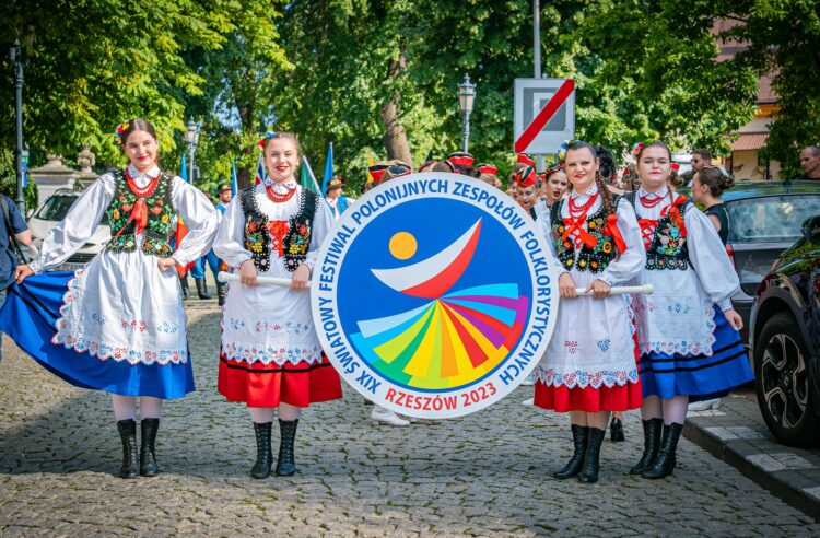 Korowód XIX Światowego Festiwalu Polonijnych Zespołów Folklorystycznych (zdjęcia)