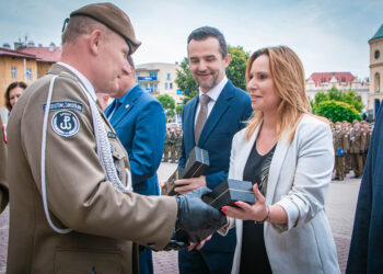 Święto terytorialsów. Odznaki dla żołnierzy i&nbsp;statuetka dla Polskiego Radia Rzeszów za&nbsp;promowanie jednostki (zdjęcia)