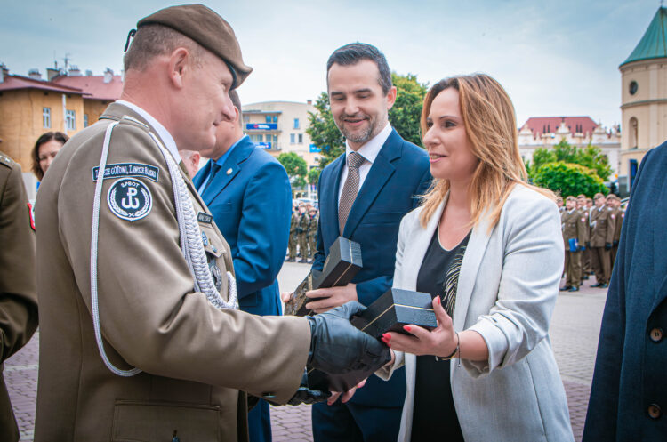 Święto terytorialsów. Odznaki dla żołnierzy i statuetka dla Polskiego Radia Rzeszów za promowanie jednostki (zdjęcia)