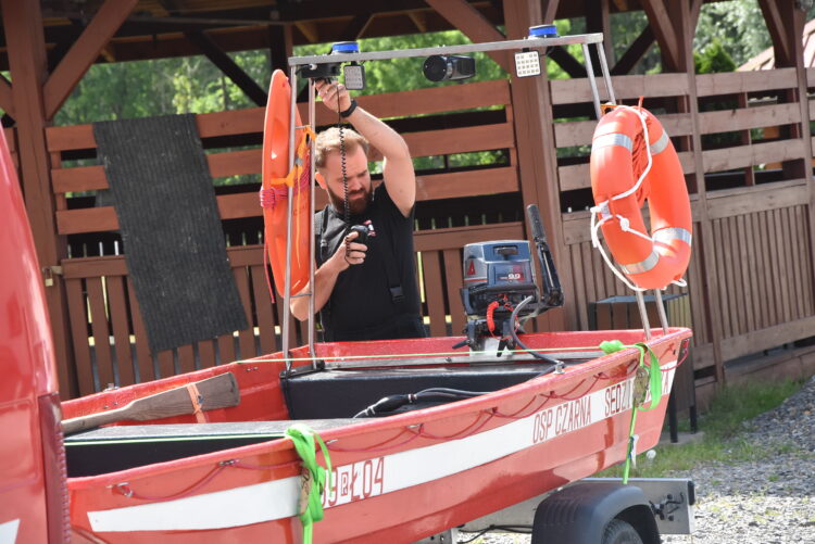 Druhowie z OSP w Czarnej Sędziszowskiej odnowili łódź ratunkową