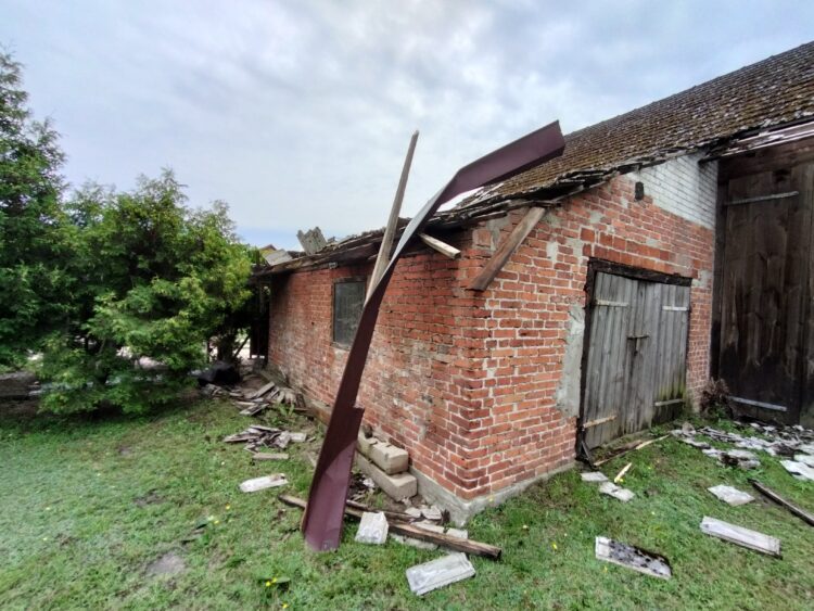 Gwałtowne burze w regionie. Trąba powietrzna uderzyła w Wierzawice (zdjęcia)