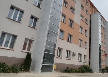 W&nbsp;blokach w&nbsp;Rzeszowie powstają zewnętrzne windy