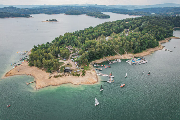 Policjanci uratowali pasażerów łodzi motorowej na Jeziorze Solińskim