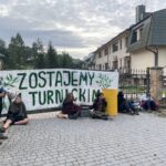 Aktywiści blokowali budynek Nadleśnictwa Bircza (zdjęcia) 2 - Polskie Radio Rzeszów Aktywiści blokowali budynek Nadleśnictwa Bircza (zdjęcia) - Polskie Radio Rzeszów