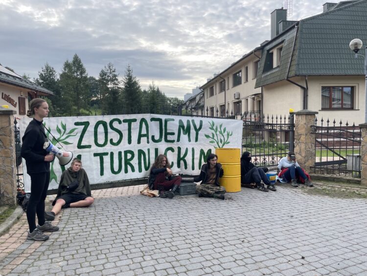 Aktywiści blokowali budynek Nadleśnictwa Bircza (zdjęcia)