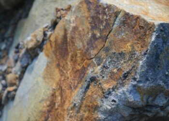 Wśród złóż arsenu – rezerwat Gołoborze i kamieniołom (zdjęcia)