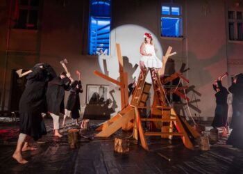 Spektakl plenerowy Teatru Przedmieście