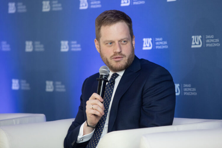 Nie ma już obowiązku noszenia dowodu osobistego. Rozmowa z ministrem Januszem Cieszyńskim