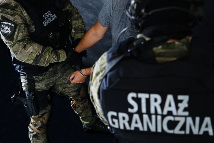 Dwie osoby ścigane przez Interpol i ENA zatrzymano na granicy 1 - Polskie Radio Rzeszów Dwie osoby ścigane przez Interpol i ENA zatrzymano na granicy