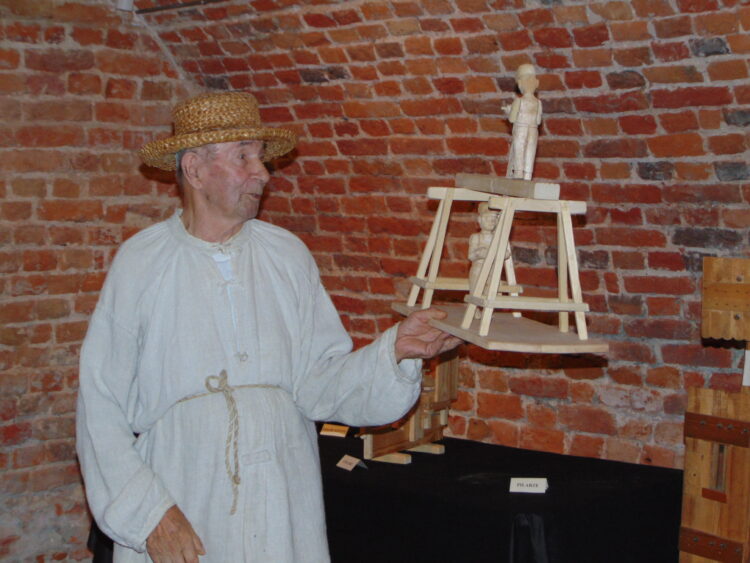 Wystawa drewnianych zabawek Jana Puka w Tarnobrzegu