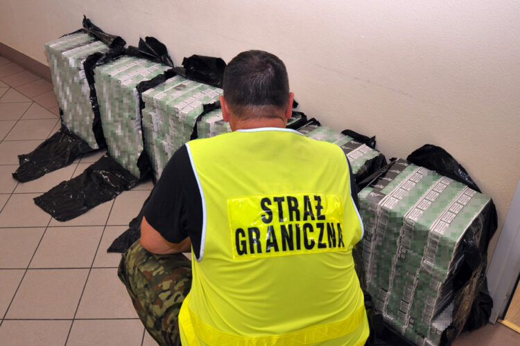 Armeńczyk przewoził ponad 62 tys. sztuk nielegalnych papierosów