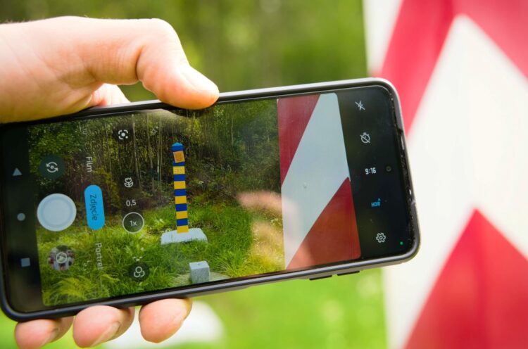 Selfie przy słupie granicznym. Kosztowna pamiątka