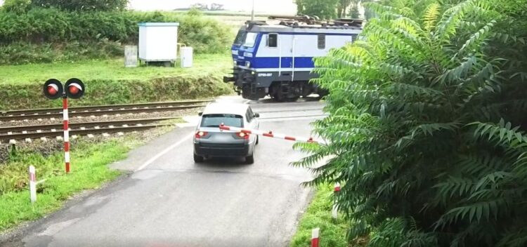 67-latek wjechał na przejazd przy włączonej sygnalizacji i opadających rogatkach (zdjęcia)