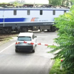 67-latek wjechał na przejazd przy włączonej sygnalizacji i opadających rogatkach (zdjęcia) 4 - Polskie Radio Rzeszów 67-latek wjechał na przejazd przy włączonej sygnalizacji i opadających rogatkach (zdjęcia) - Polskie Radio Rzeszów