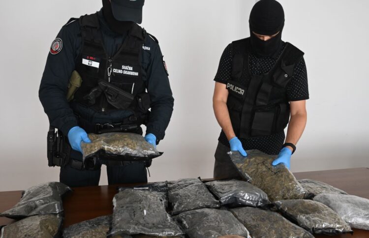 Funkcjonariusze KAS i policji przechwycili ponad 11 kilogramów marihuany