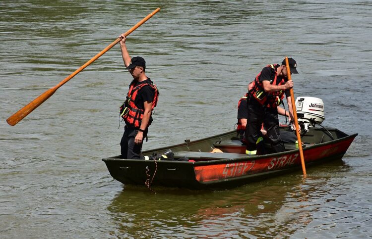 Zaginął 31-latek. Strażacy przeszukują koryto Sanu