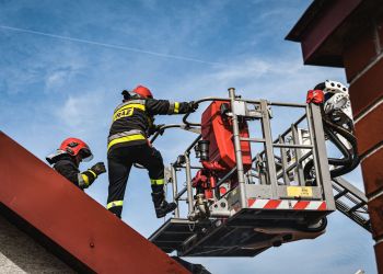 Strażacy i&nbsp;policjanci wydostali seniorkę z&nbsp;zamkniętego mieszkania