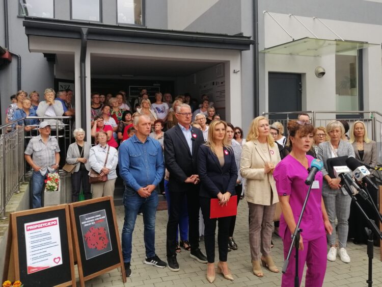 Spór o przyszłość porodówki w Lesku. Konferencja przed szpitalem