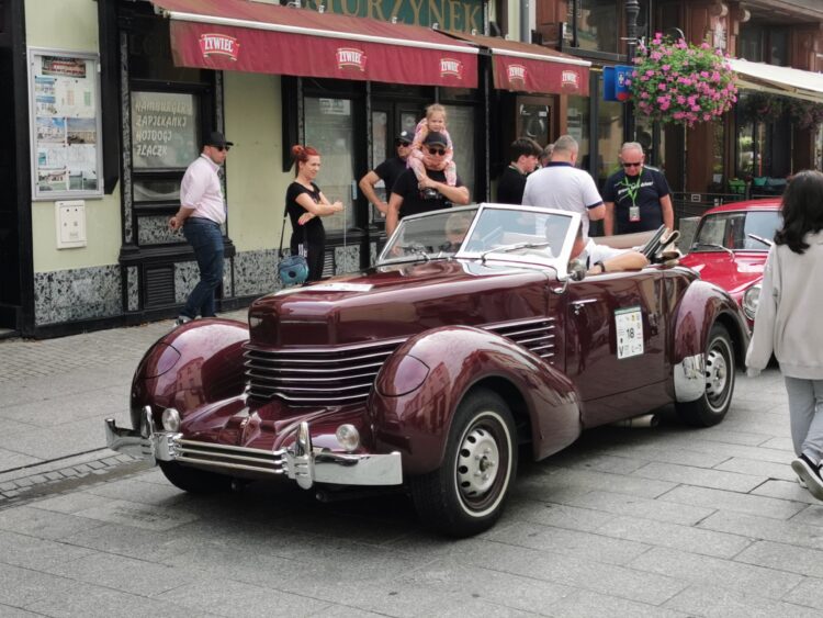 XXIV Podkarpacki Rajd Pojazdów Zabytkowych zawitał w Rzeszowie 1 - Polskie Radio Rzeszów XXIV Podkarpacki Rajd Pojazdów Zabytkowych zawitał w Rzeszowie