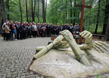 Motocykliści z&nbsp;Podkarpacia oddali hołd ofiarom Katynia (zdjęcia)
