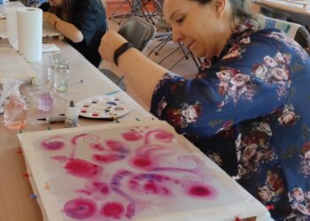 Warsztaty malowania na&nbsp;jedwabiu (zdjęcia)