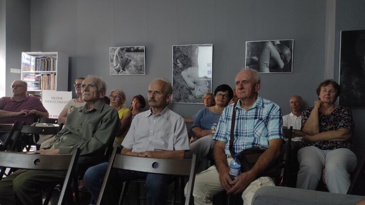 Fotografię cyfrową w teorii i praktyce poznają rzeszowscy seniorzy