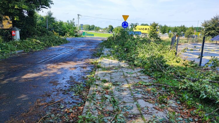 Trwa sprzątanie i liczenie strat po nawałnicy, która w sobotę przeszła nad Podkarpaciem